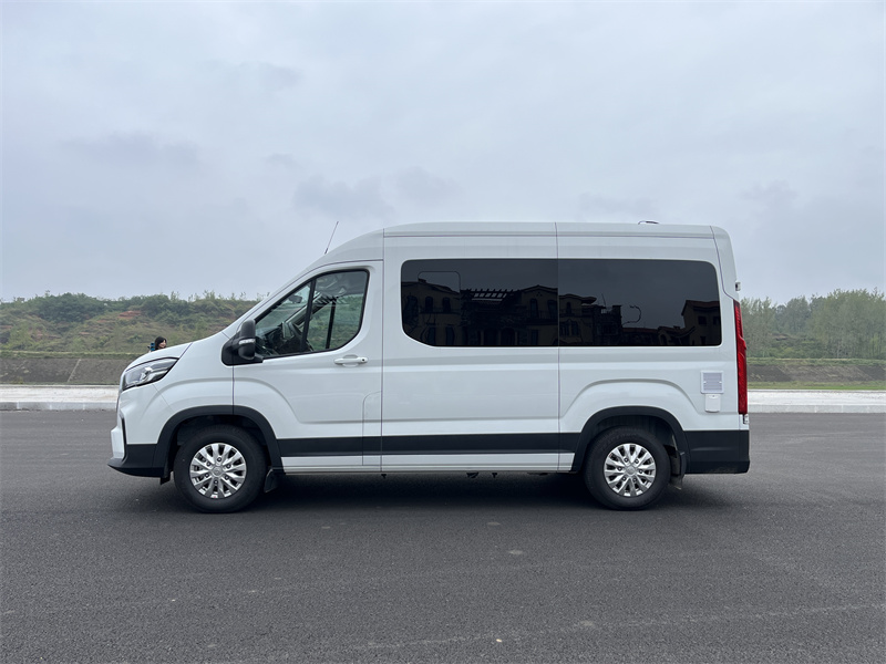 虹宇牌大通V90长轴高顶B型房车